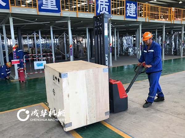 成華電動(dòng)地牛叉車在倉庫中心的使用